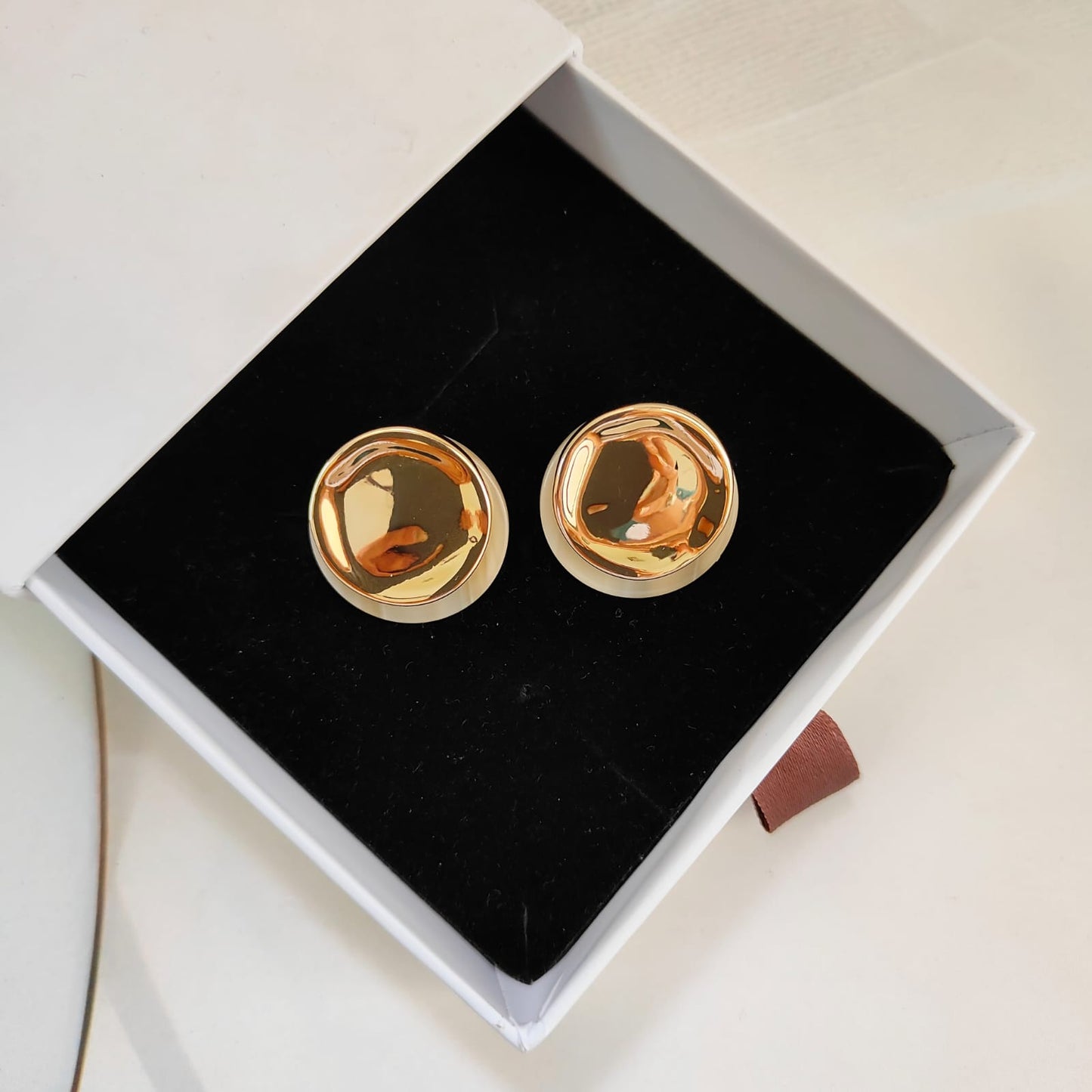 ROUND SHAPE STONE STUD
